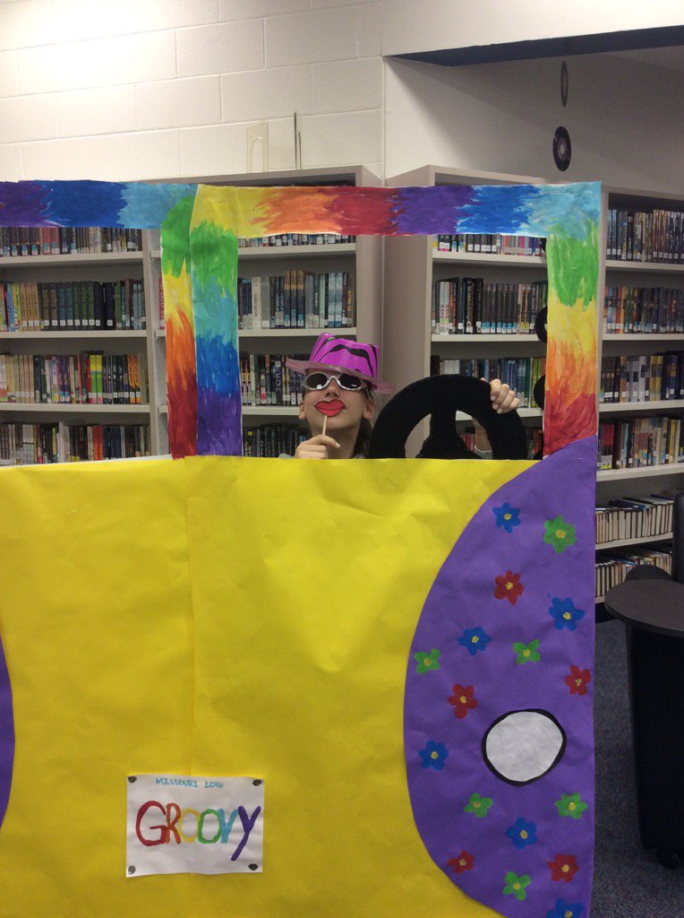 esmstechsperts's tweet photo. More students having fun at the photo booth! @ESMSLibrary @Scholastic #ESSDexcels https://t.co/zIANoE3aJa