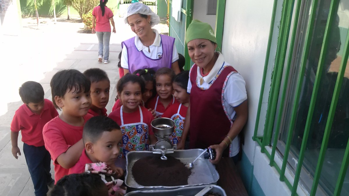 seuhaymar's tweet photo. Maestras Ninos y ninas moliendo el cacao tostado, aprendiendo el proceso de produccion del chocolate @CeisMaria https://t.co/pId5W5ZJB6