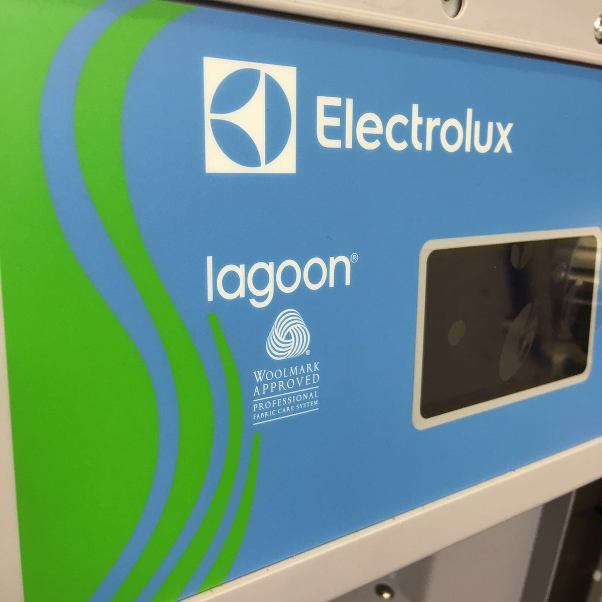 10engineer72's tweet photo. Professianal #wetcleaning in #DulwichVillage with #LagoonAdvancedCare from #UnitSteam https://t.co/63csPmOVH8