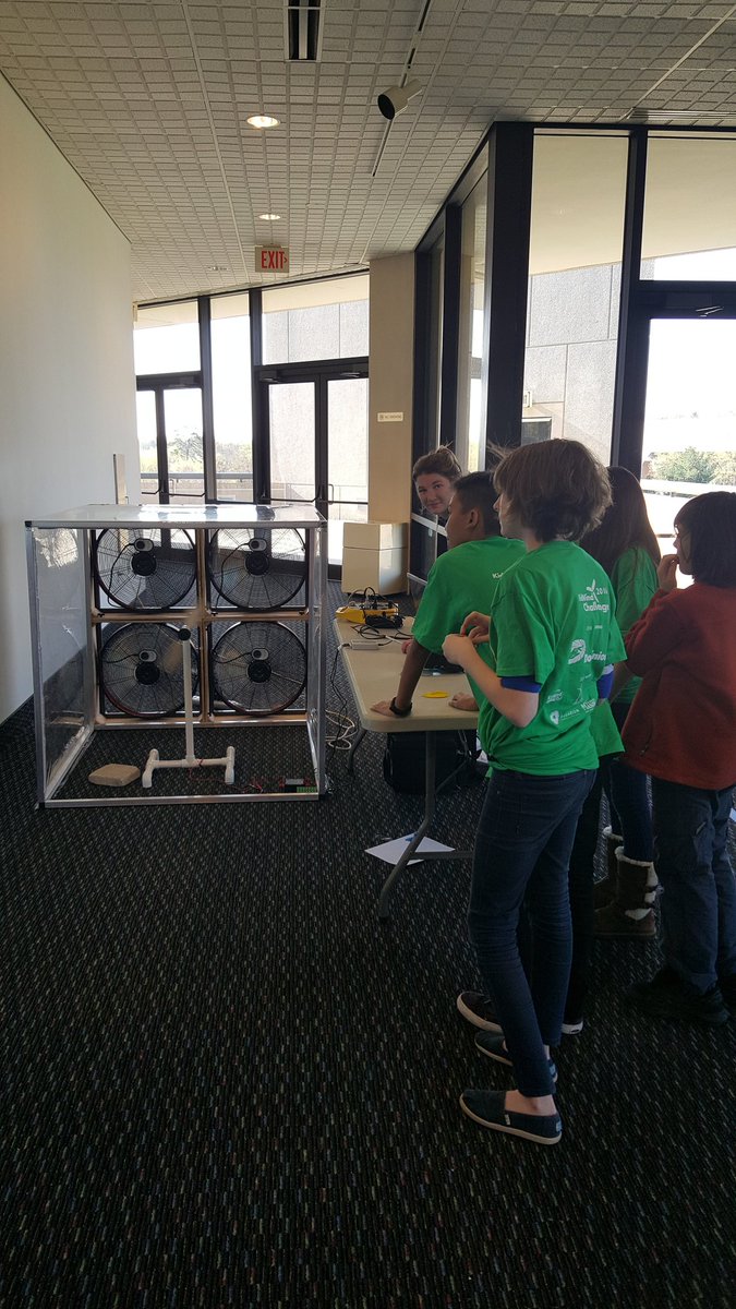 DRESTeamTRAYES's tweet image. Getting ready for #kidwindchallenge @DanielsRunES