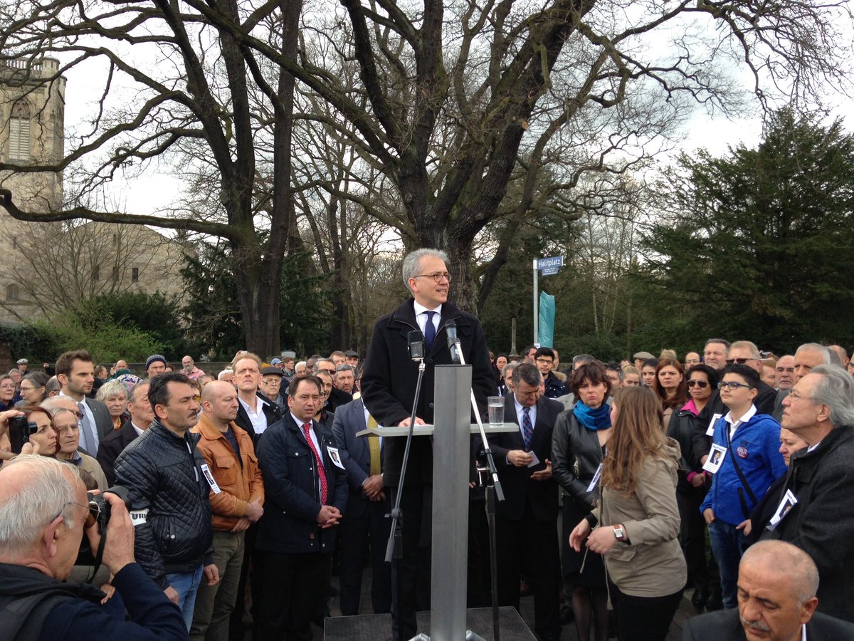 "Rassismus entgegentreten" Stellv. Ministerpräs. Tarek Al-Wazir spricht auf #HalitYozgat Gedenkveranstaltung (mic) https://t.co/4Vr4BKP97x