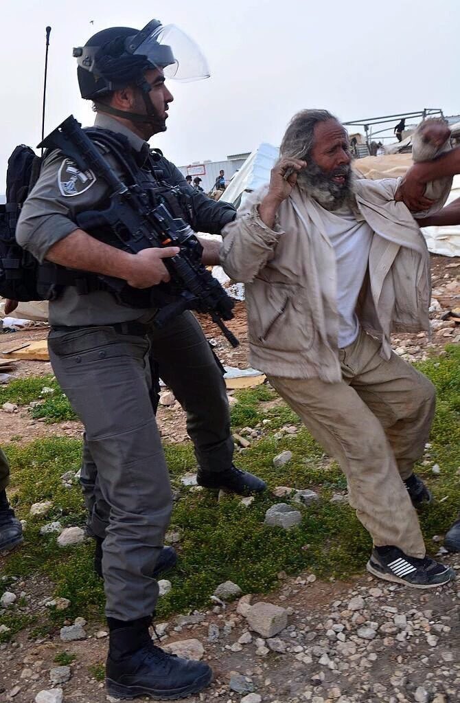 FalasAbuAmal's tweet photo. URGENTE fuerzas de ocupación de #Israel atacan a anciano palestino luego de haber destruido su casa en al Khalil. https://t.co/3KgdMhaTvb