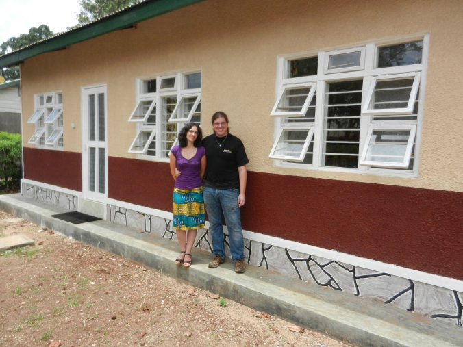 meinEngagement's tweet photo. Zwei Mitarbeiter unserer Partnerorganisation #HumanHelpNetwork arbeiten zurzeit in einem Jugendzentrum in Uganda. https://t.co/9B8tnkNniv