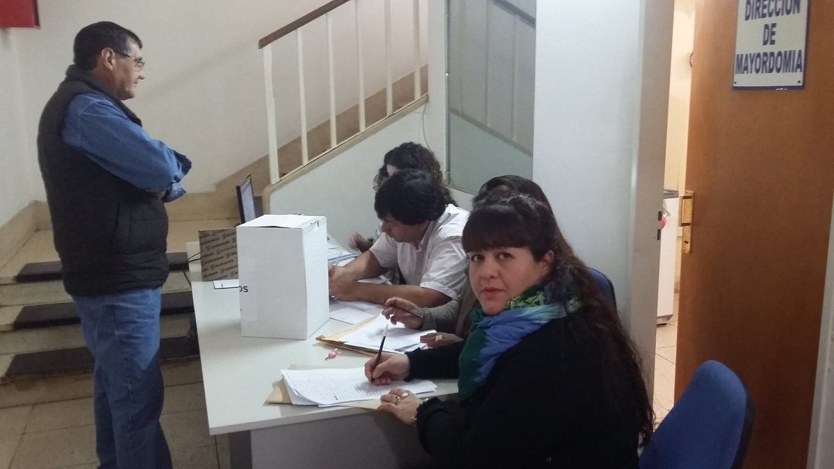 cristinaule's tweet photo. Vanesa Uribe y Sabrina Toledo de nuestra agrupación, fiscalizan votos del Cro @pablomisasmendi #ListaVerdeYAzul https://t.co/8nZtTq7yNb