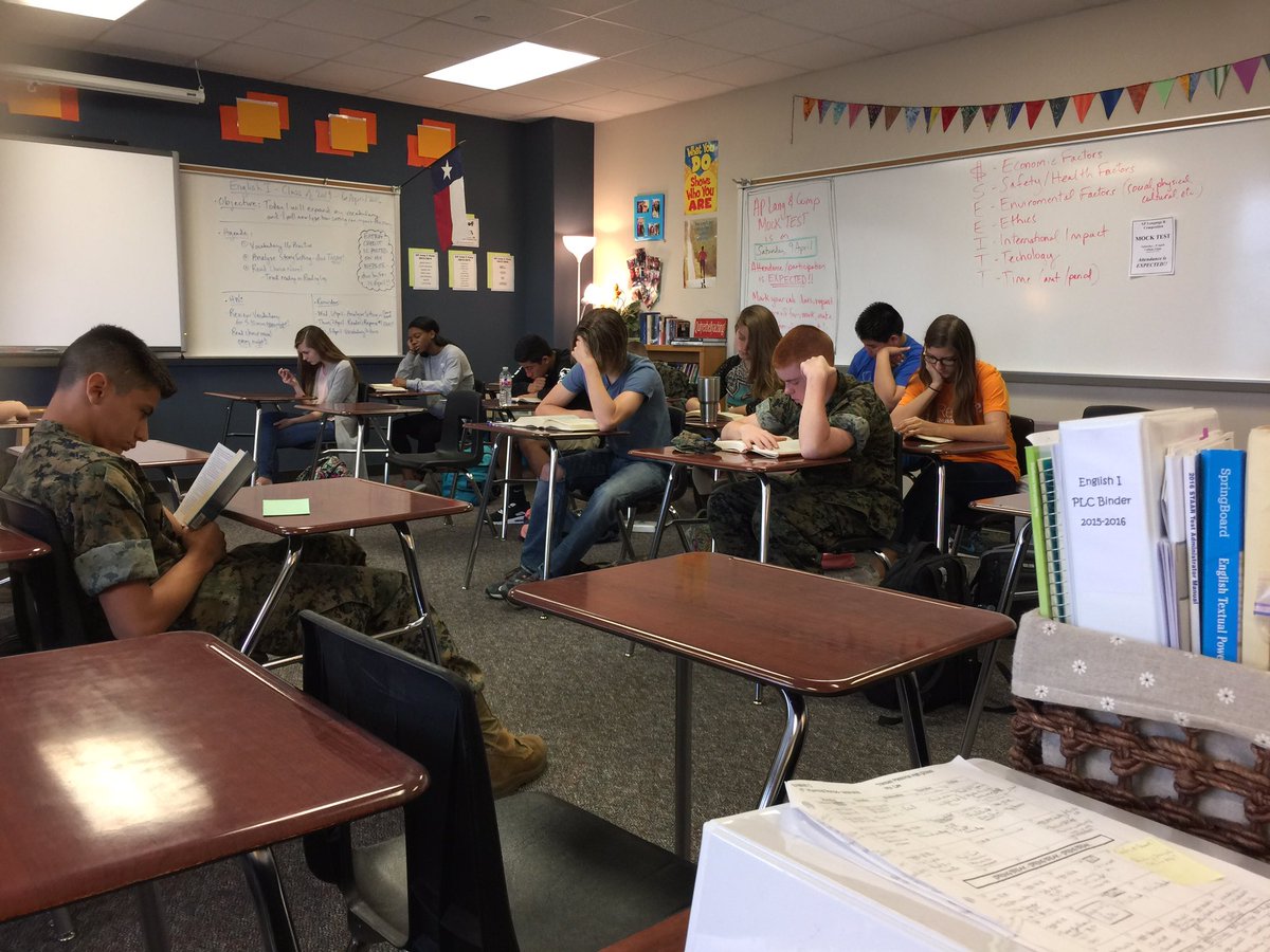 HashtagMsLee's tweet photo. 2nd period engrossed in choice novels today!! 😎📖😎📖😎 #LeeFish https://t.co/s7QEYNXwoH