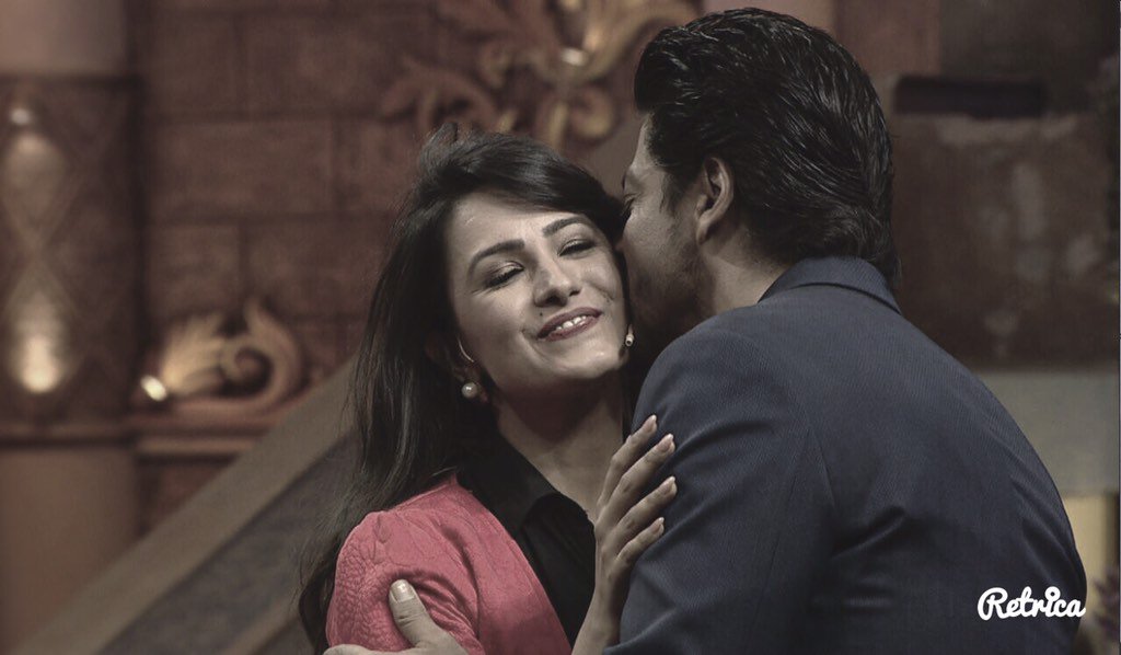 anitahasnandani's tweet photo. Ab yahan se kahan jayein hum,Teri bahon Mein mar jayein hum.Thank you for this precious moment!#FaN forever @iamsrk https://t.co/DQYmltnsZF