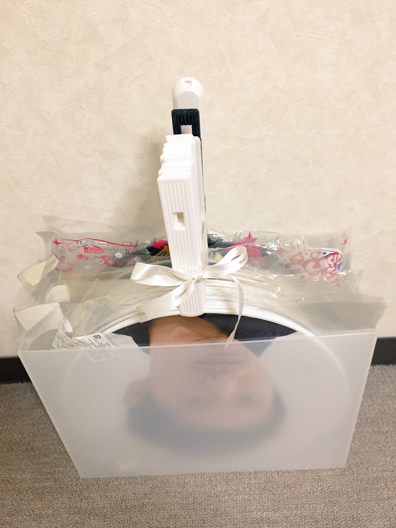 らび V Twitter うちわ 11 うちわ収納第2弾 箱は無印良品のポリプロピレン製 埃が被るのを防ぐために 不織布 をうちわの柄が通るように切り取って被せました リボンで柄を結ぶと更にスッキリ ジャニオタ収納術 ジャニオタ