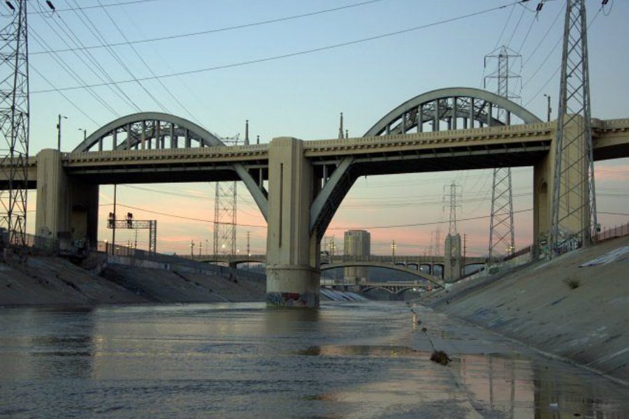 okdiario's tweet photo. Derriban el emblemático puente de la calle sexta de Los Ángeles https://t.co/ihrxkfDpMc https://t.co/anC7udAFMF