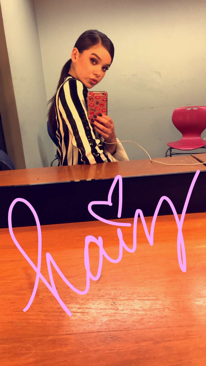 HaileeSteinfeld's tweet photo. 👻: haiz https://t.co/SSwrrza8ms