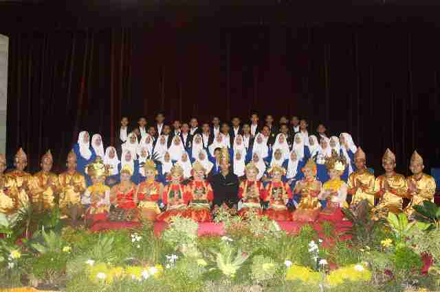 ikmakperpb's tweet photo. Panitia dan jajaran pengisi acara caping day akper akbid PB 2016 https://t.co/8pfWE8Wwa3