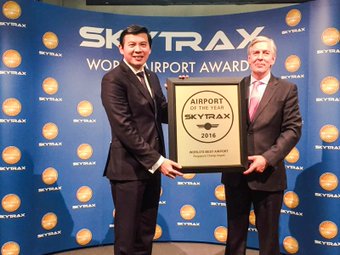 #Breaking: 🇸🇬 @ChangiAirport has been 👑🌏#⃣1⃣ airport by Skytrax for the 4th year #WorldsBestAirport