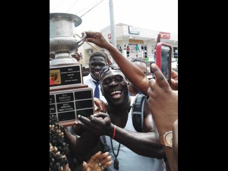 PortAntonioJA's tweet photo. Love how Port Antonio celebrates! #bigup #SQC2016 #PortAntonio #Jamaica #Rural #schoolofgreatness https://t.co/xreld9A1K8