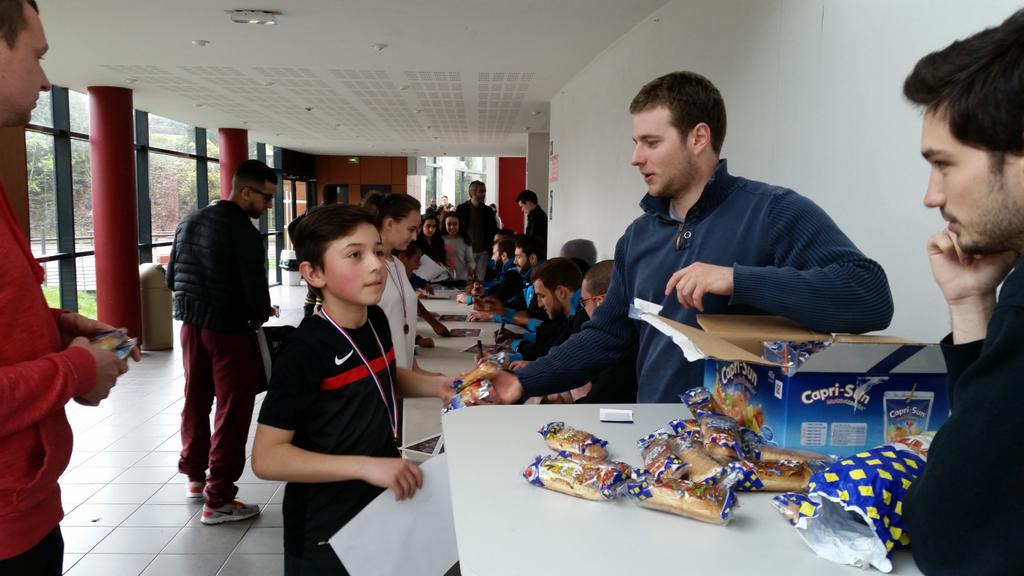 crmhb's tweet photo. Séance de dédicaces et goûter offert par notre partenaire @CarrefourFrance #MacadamHand https://t.co/yrdG9P9EA1