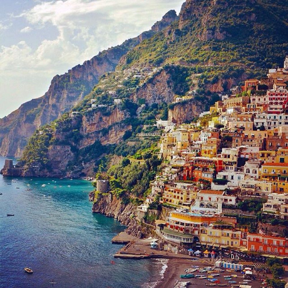 sumLifeGoals's tweet image. Positano, Italy on the Amalfi Coast
📷: @ corrine_t on IG