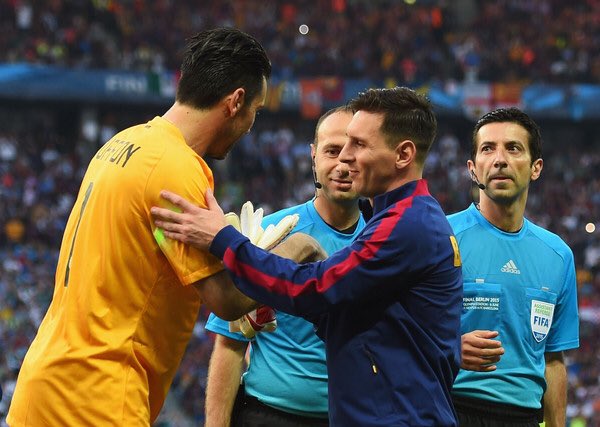 el10blaugrana's tweet photo. "Messi es un extraterrestre que se dedica a jugar con nosotros los humanos" Gianluigi Buffon. https://t.co/rFtgy4Fiy1