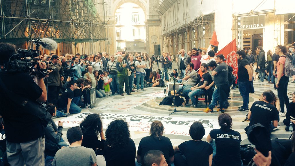 banca_rotta's tweet photo. Assemblea aspettando #Renzi. La giornata di lotta continua. La #SfiduciaPopolare parte da #Napoli ed è sola la prima https://t.co/43I0sJPl3k