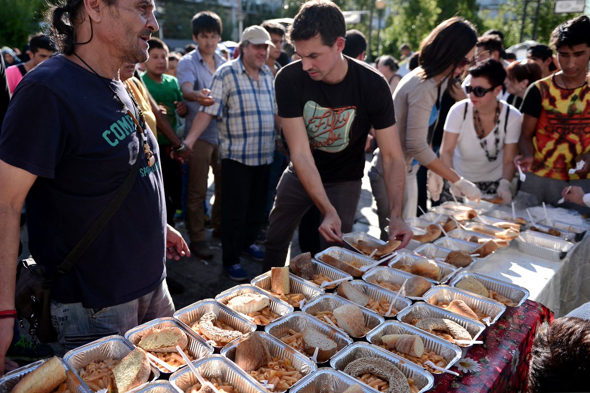 UNRefugeeAgency's tweet photo. How Volunteers Are Feeding #Refugees in Greece, One Makeshift Kitchen at a Time: https://t.co/nkdnv9aUa2 https://t.co/sZbfrwuEoV