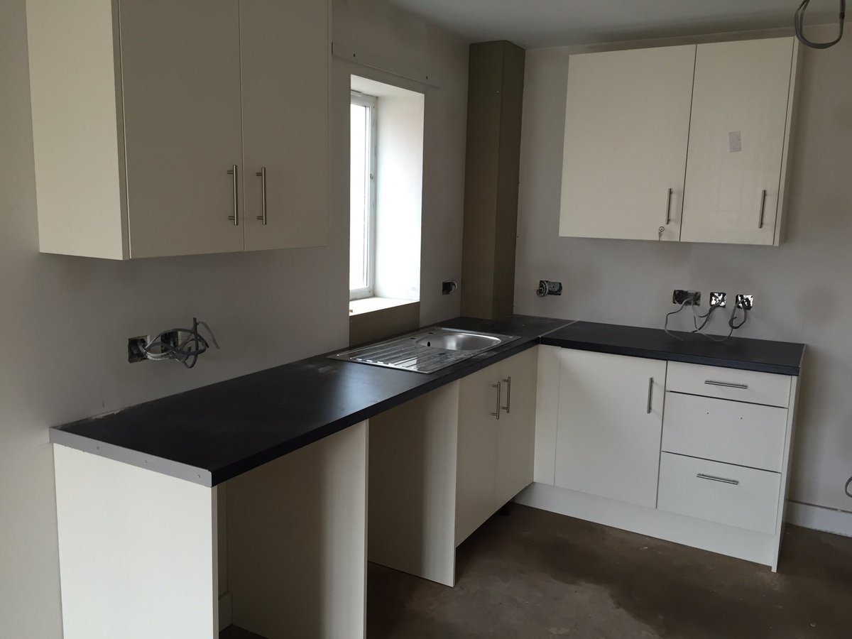 lucyStResidents's tweet photo. Kitchens being installed @mellwoodltd @laneenduk @wilcowan @TalkTrafford https://t.co/B9Ldew0urj