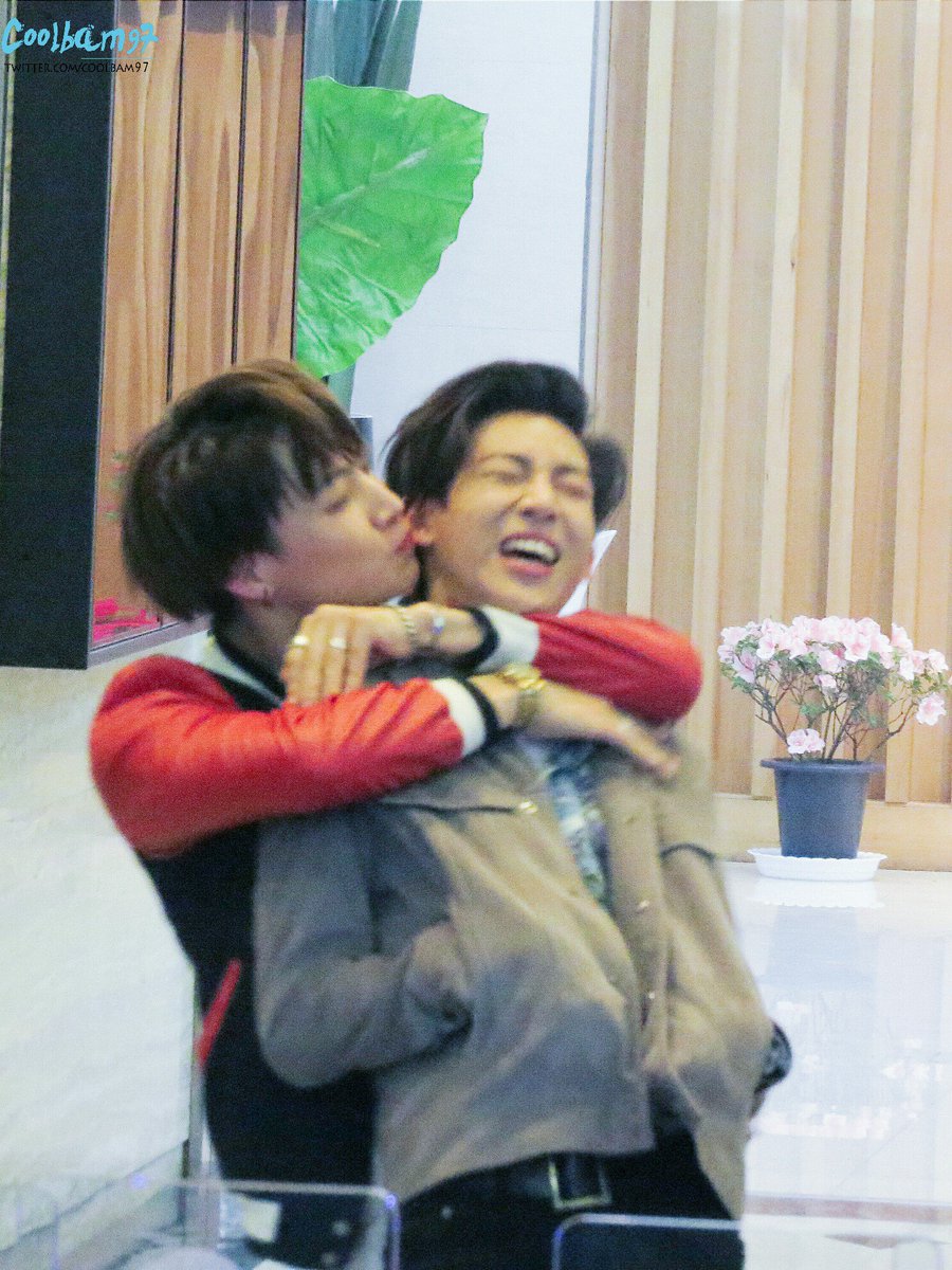coolbam97's tweet photo. 160329 Kiss the radio #Got7  
#JB #Junior #Youngjae  #BamBam  #Mark #Jackson  #Yugyeom 
ฟิน~😚😗 อยากแปะมือกะแบมมาก 😂😂 https://t.co/s5RcTOosrk