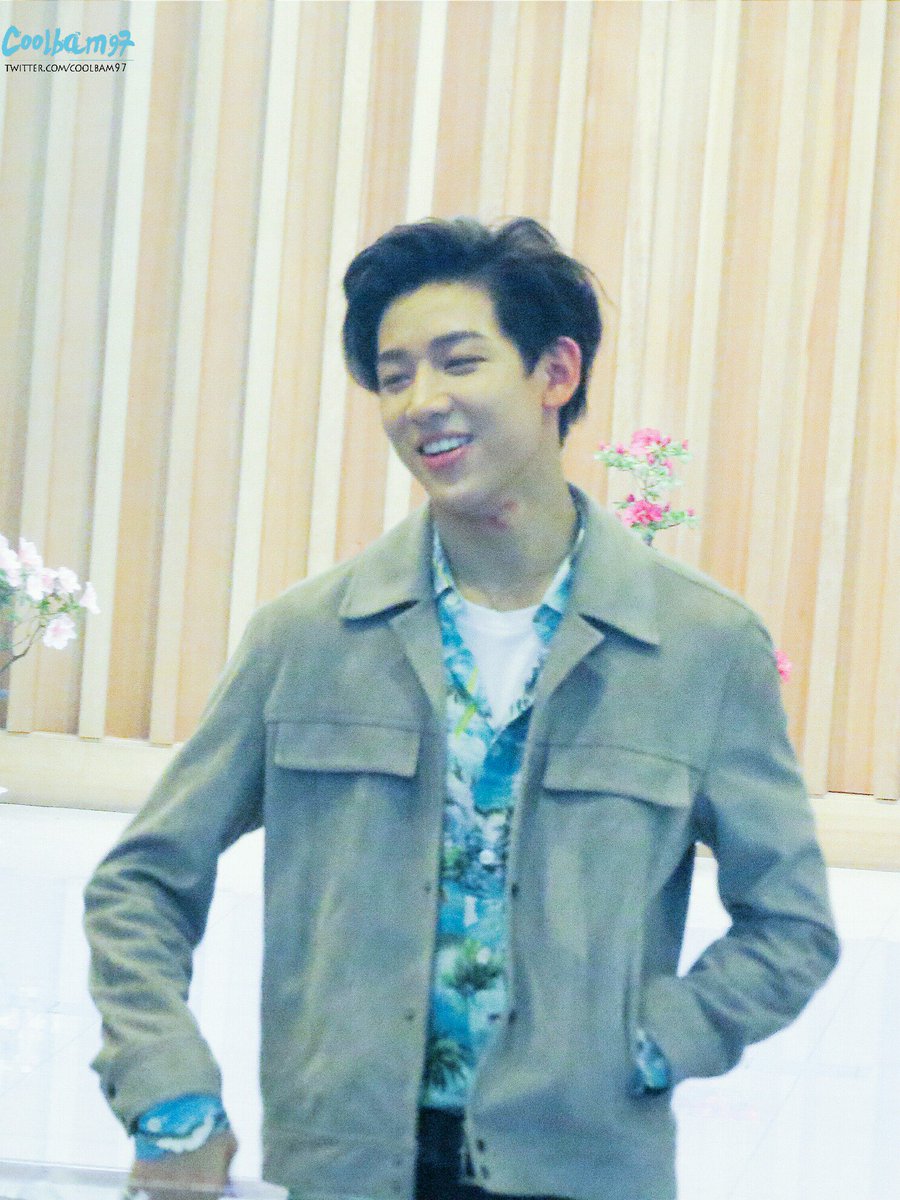 coolbam97's tweet photo. 160329 Kiss the radio #Got7  
#BamBam  #Jackson 
อุ้มตัวลอยเลย น่าย้ากกกกกก 😚😗😍😘 https://t.co/64hxb4S7NK