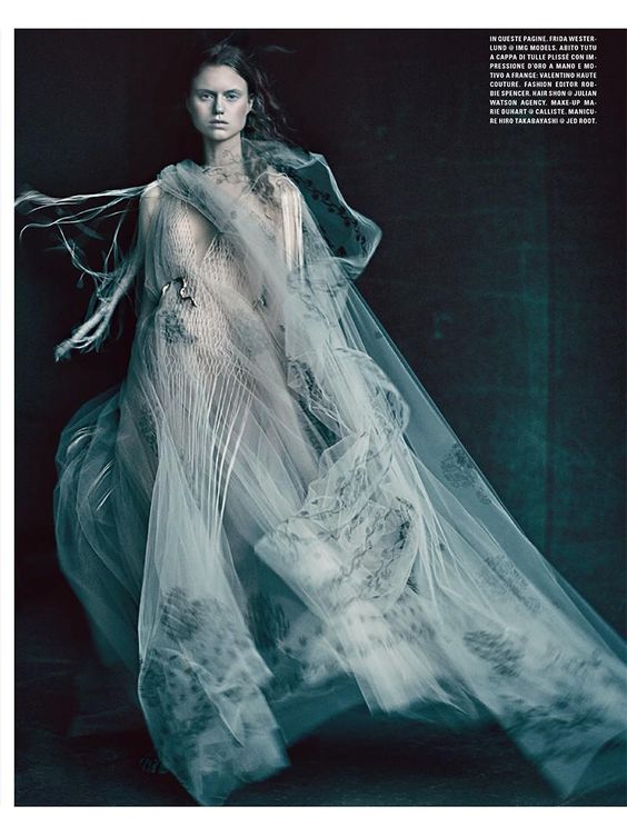 MaisonValentino's tweet image. Alta Moda @vogue_italia special issue starring #Valentino Haute Couture #SS16 m.valentino.com/go/51wrmu