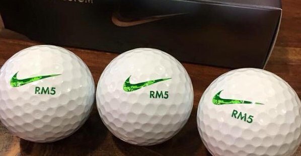 MartinCoulomb's tweet photo. Cultes les @nikegolf balls de @McIlroyRory cette semaine au @TheMasters ! #golf #Augusta #green #jacketneeded https://t.co/N6VVRMPAr5