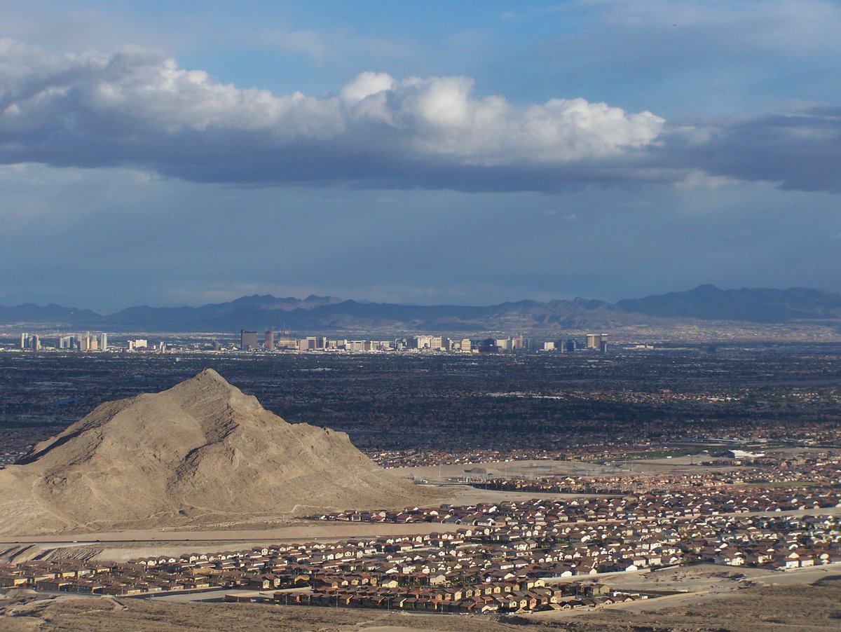 ClarkCountyNV's tweet photo. It's #Ozone Season. Fight ozone #pollution: https://t.co/Gr7NhA7UGA #FillGasTankAfterSunset #CombineErrands #Carpool https://t.co/RWsd7jGcxP