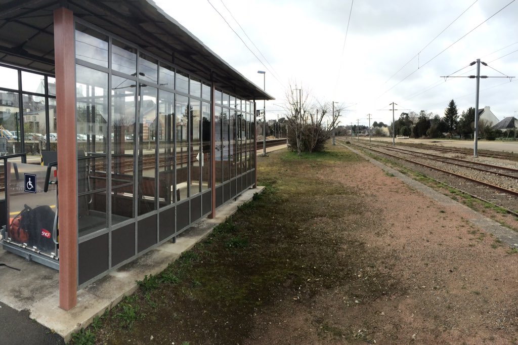 epoissonq's tweet photo. Viens de trouver l'intro pr la conf @AristoteAsso sur fibres végétales #ComBios : l'abri SNCF en fibre de verre :) https://t.co/5Z3Z3Qcw59