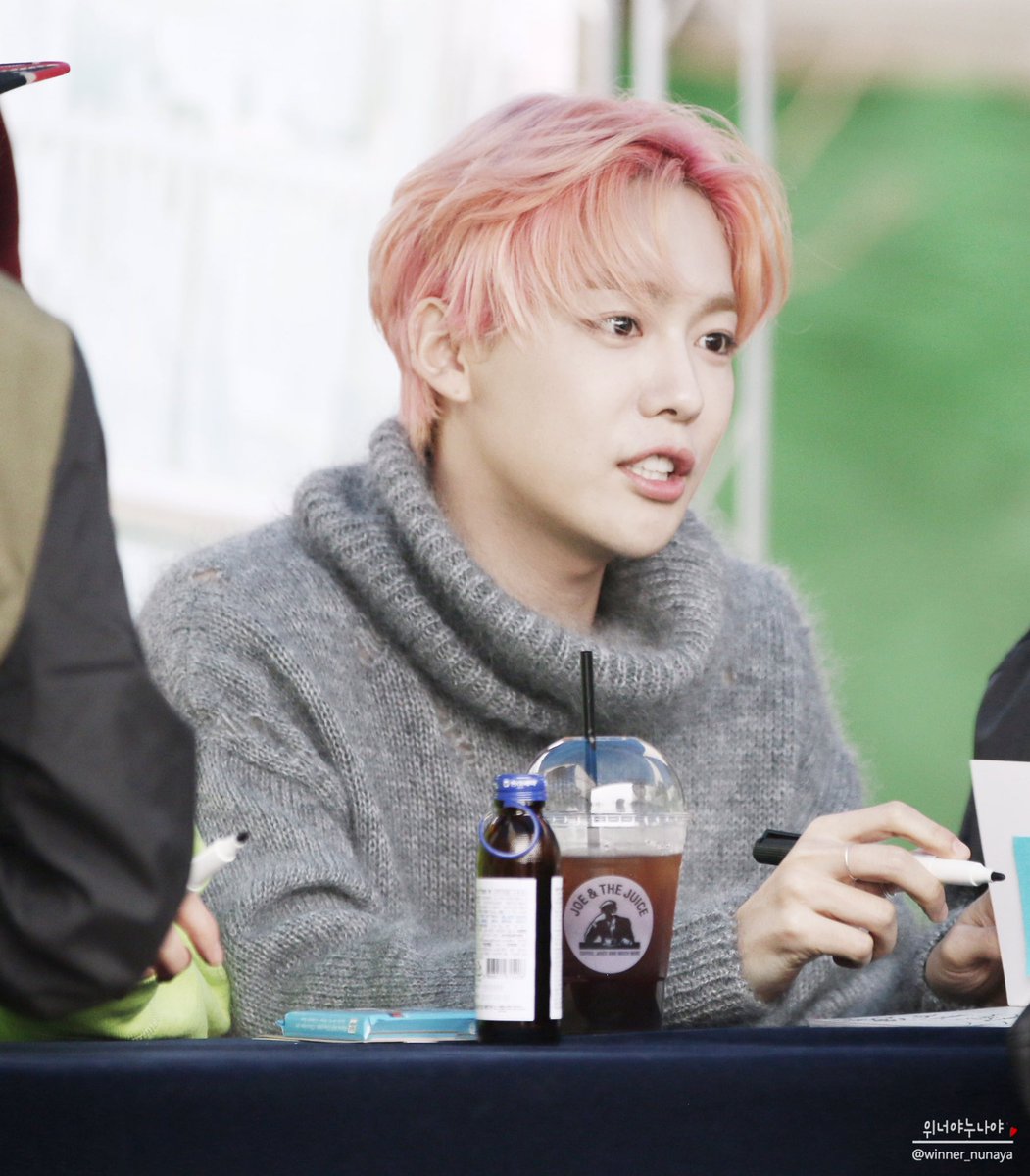 160403 위너 동대문 팬싸인회 업로드 
#위너 #winner #위너팬싸인회 #동대문 #김진우 

지누 보면서 굿나잇~ 역시 에인졀😭😍👍