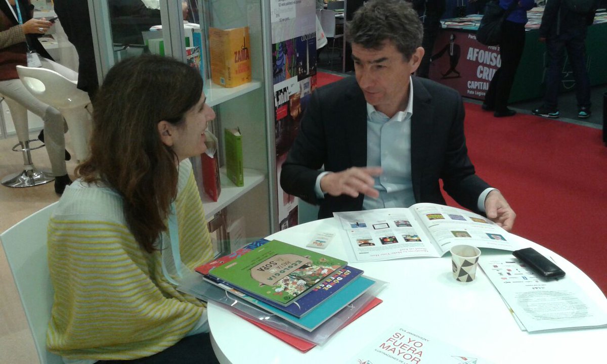_iamique_'s tweet photo. En #BCBF2016 con editor húngaro…¡negociando los derechos de un posible nuevo integrante de la familia iamiquense! 😄 https://t.co/FCmmNu8UW9