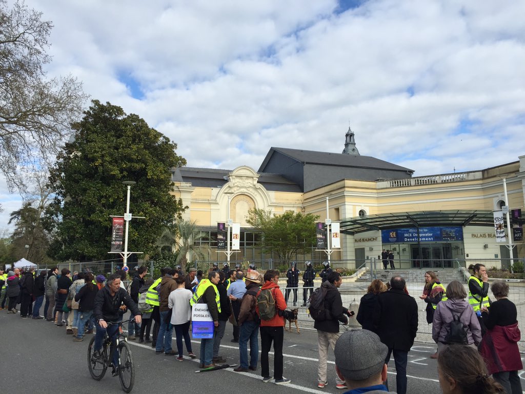 PagnouxRomain's tweet photo. Chaîne humaine contre les fossoyeurs du climat! #pétroleoffshore #pau #PalaisBeaumont https://t.co/VAjNjrGjov