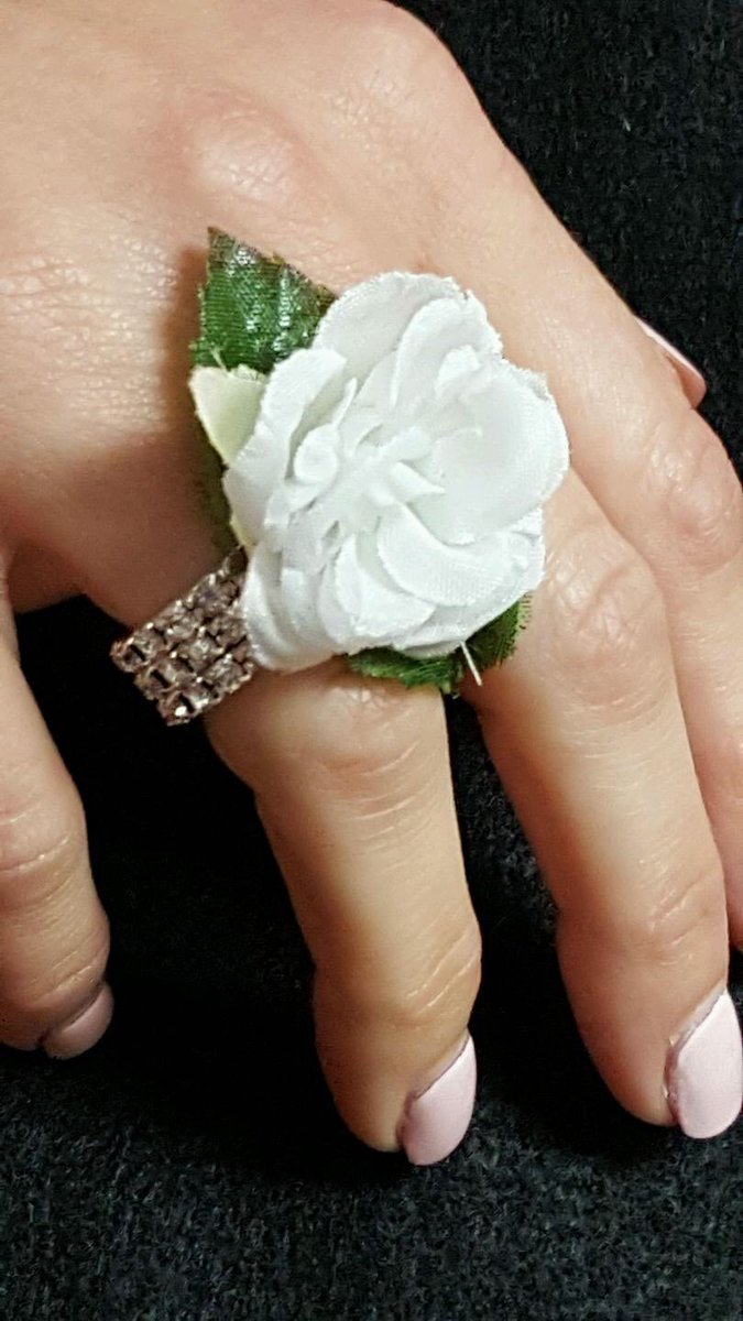 CILFM's tweet photo. Corsages are so last year! Call today to create your dream prom ring! #prom #prom2k16 #promposals  618-985-4285 https://t.co/zx3u2093ZG