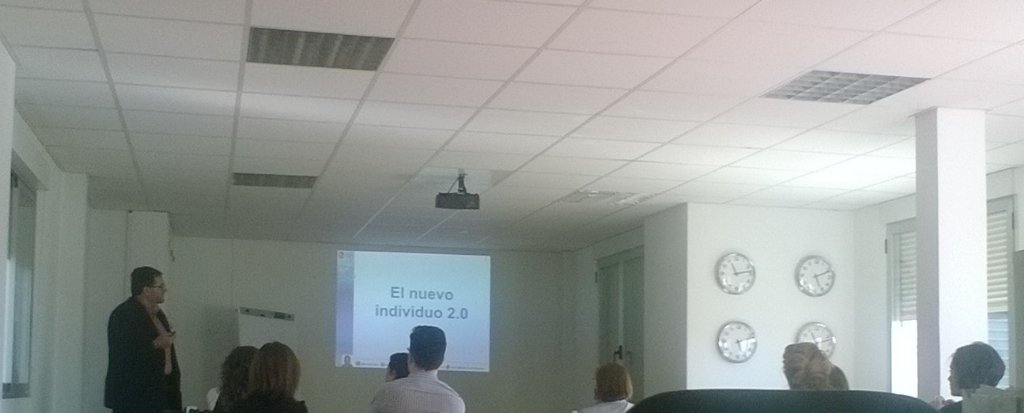 elecapo87's tweet photo. Aprendiendo de #SocialMedia y muchas más cosas con @MontielVicente en el #MDEC7 😊 https://t.co/1lAR8U9Kxy