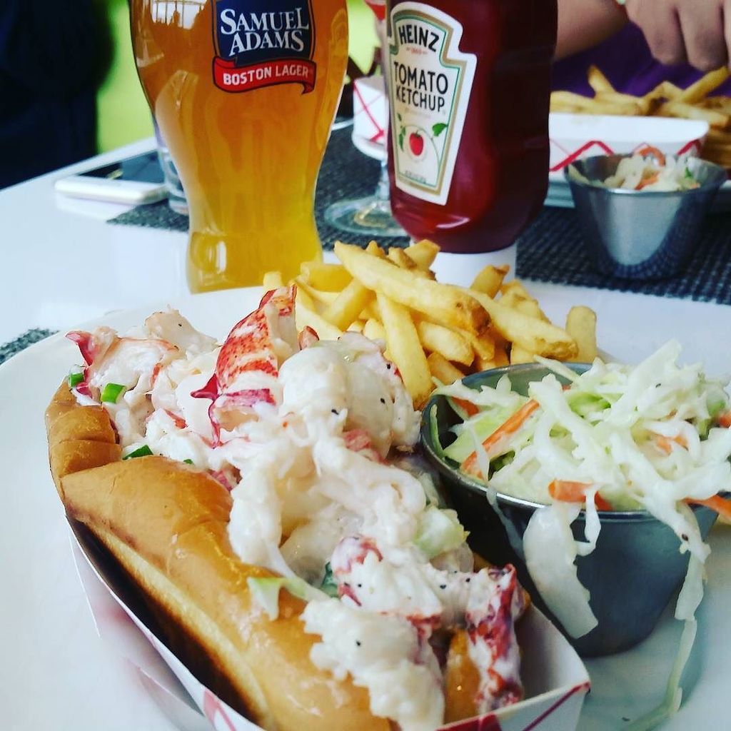 layoverlife's tweet image. When in the bean.... #lobsterroll #lobster #butteredroll #legalseafoods #slaw #samadams #beer#lunch #summerale #bos…
