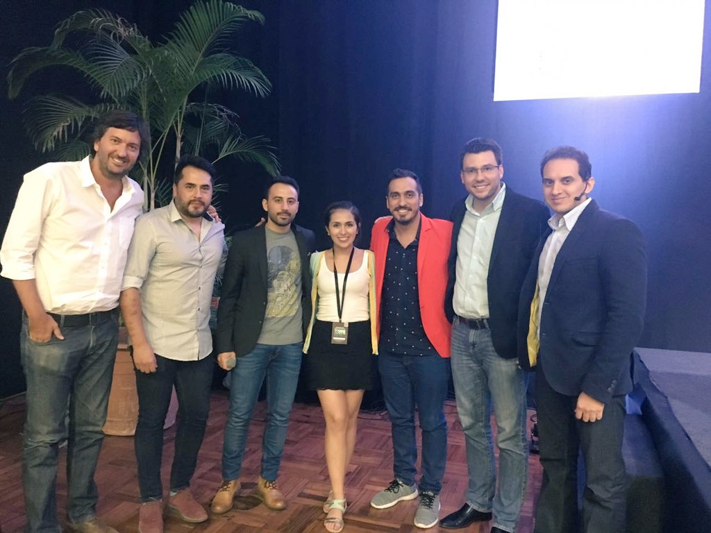 LoreBurgoaU's tweet photo. #GoSocialBolivia #PrimerTweet @brunobonafine @marzabeto03 @pablodimeglio 😊 https://t.co/8XuF7GIrwT