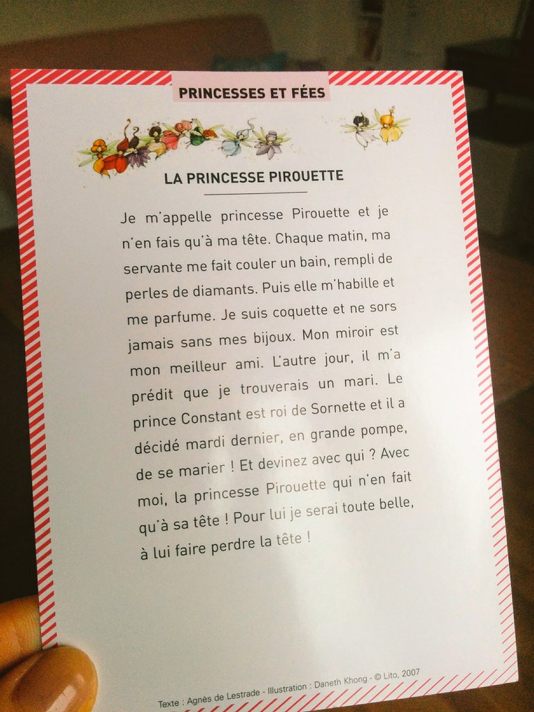Ma fille a eu cette carte "bon point" à l'école. Les stéréotypes de la femme futile et passive se portent bien.