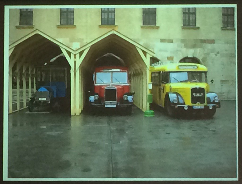 DGPT_org's tweet image. Drei Museumsbusse auf einem Foto. Der blaue aus dem @mfk_frankfurt, der gelbe aus dem @mfk_nuernberg #Postbus