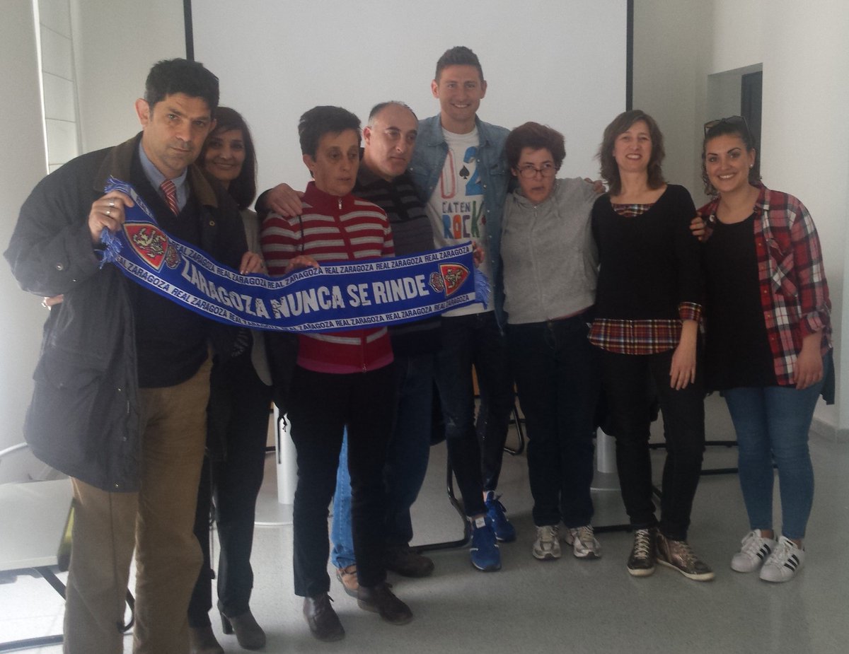 RealZaragoza's tweet photo. Rubén ha compartido la tarde con l@s chic@s del taller de periodismo de la Fundación Cedes. ¡Preciosa experiencia! 😊 https://t.co/9n7NRpJcCC