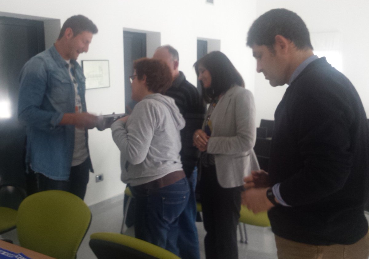 RealZaragoza's tweet photo. Rubén ha compartido la tarde con l@s chic@s del taller de periodismo de la Fundación Cedes. ¡Preciosa experiencia! 😊 https://t.co/9n7NRpJcCC