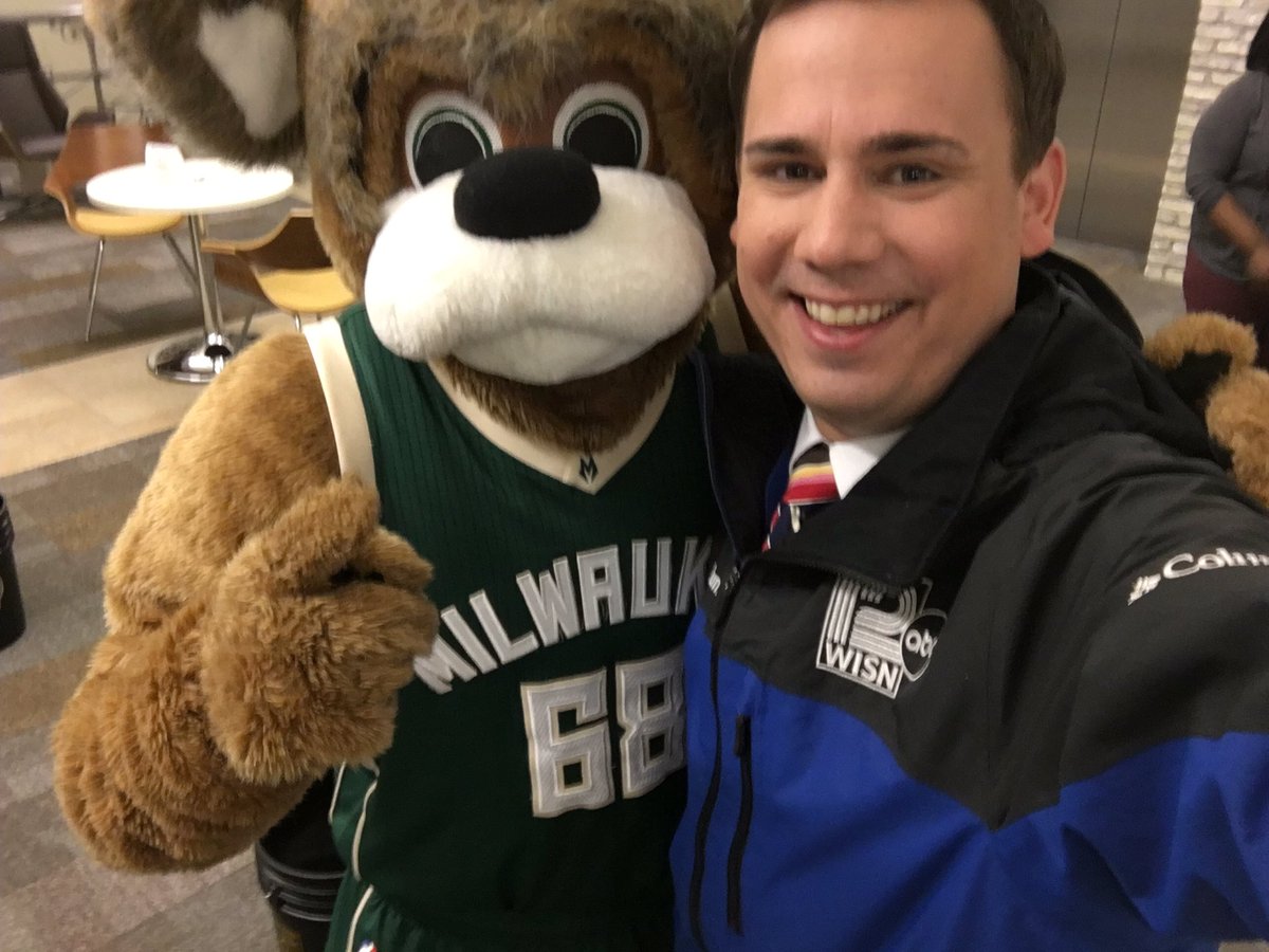 ChrisGloninger's tweet photo. I made a new friend. #Bango @Bucks #BottomlessCloset https://t.co/U19DyuvHuo
