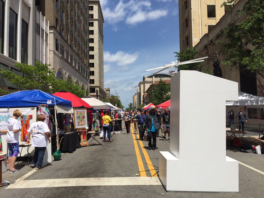 TraciJenks's tweet photo. #SparkWalkJax is happening now!  Awesome weather!  Come on downtown! @DTJax @BeOneSpark https://t.co/GTTKKzv6Cp