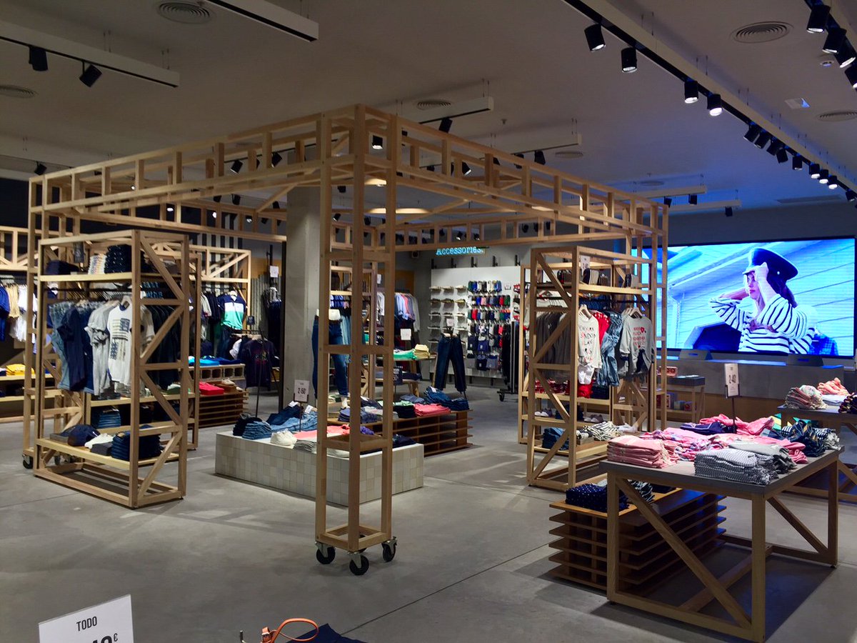 springfield1988's tweet photo. Walk in. Play with! Enjoy our new stores and discover what's trending now! #springfieldstores https://t.co/QaeGFC8MVc