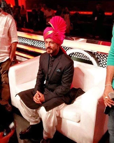 SRKUniverse's tweet photo. SRK at Zee Marathi's Gudipadwa celebration 

#FAN_जरूर_देखेंगे https://t.co/mCQeVxvEKX