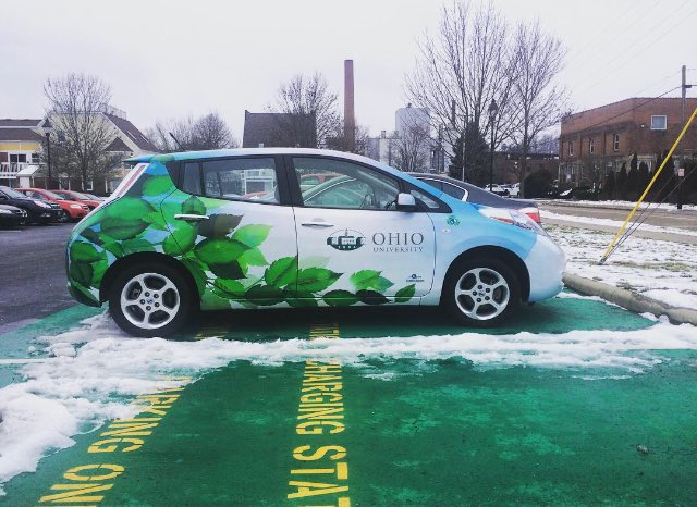 CollegeGreenMag's tweet photo. OU parking services installs electric charging stations. Story at: https://t.co/ji4Hmx95Nm https://t.co/5wZmMMzd67
