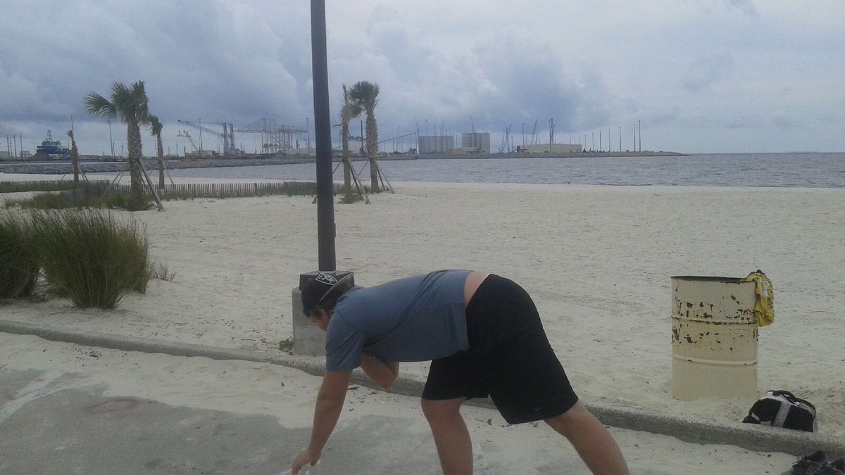 CorunnaTrack's tweet image. @bigb5757 tweaking his glide technique while working on his tan! #SpringBreakWorkout #Gr82bGOLD #Nicebackground