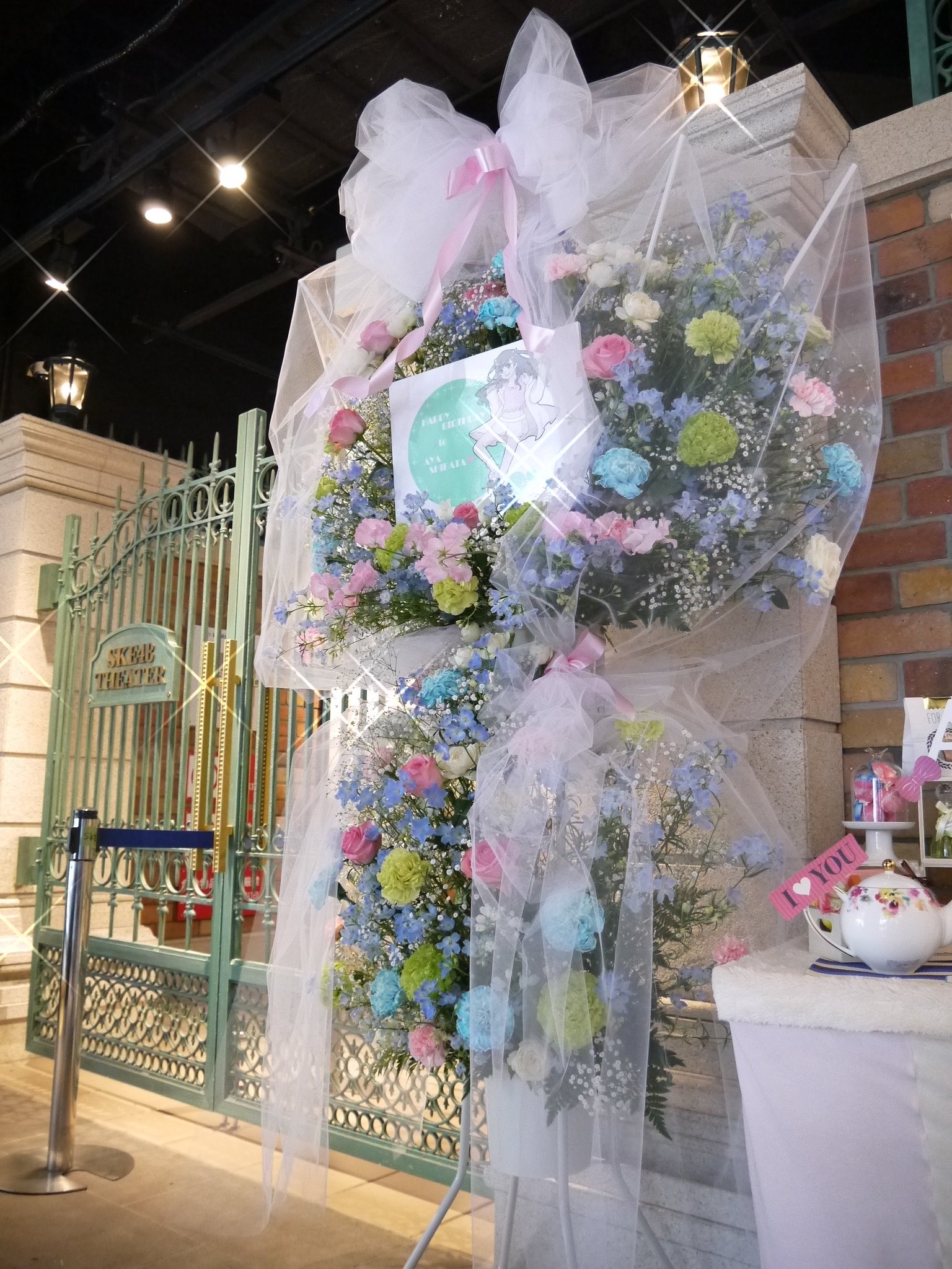 טוויטר めぐみこ お花屋さん בטוויטר Ske48 チームe 柴田阿弥ちゃんの生誕祭のお花 今年のテーマは女子力 スタンド花 は天蓋付のベッドのイメージとのリクエスト 花束の中心は オトナかわいい女子力溢れるお花 黒鳥 と呼ばれるダリア 女子力感じてもらえ טוויטר めぐみこ お花屋さん בטוויטר Ske48 チームe 柴田阿弥ちゃんの生誕祭のお花 今年のテーマは女子力 スタンド花 は天蓋付のベッドのイメージとのリクエスト 花束の中心は オトナかわいい女子力溢れるお花 黒鳥 と呼ばれるダリア 女子力感じてもらえ