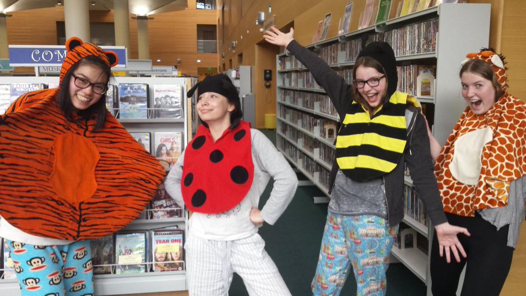 sara_morden's tweet photo. @ReadingHackers @BHLibraries dressing up and eating pizza at their pyjama party! #libraryatnight #toomuchexcitement https://t.co/VZ7D2ARKJB