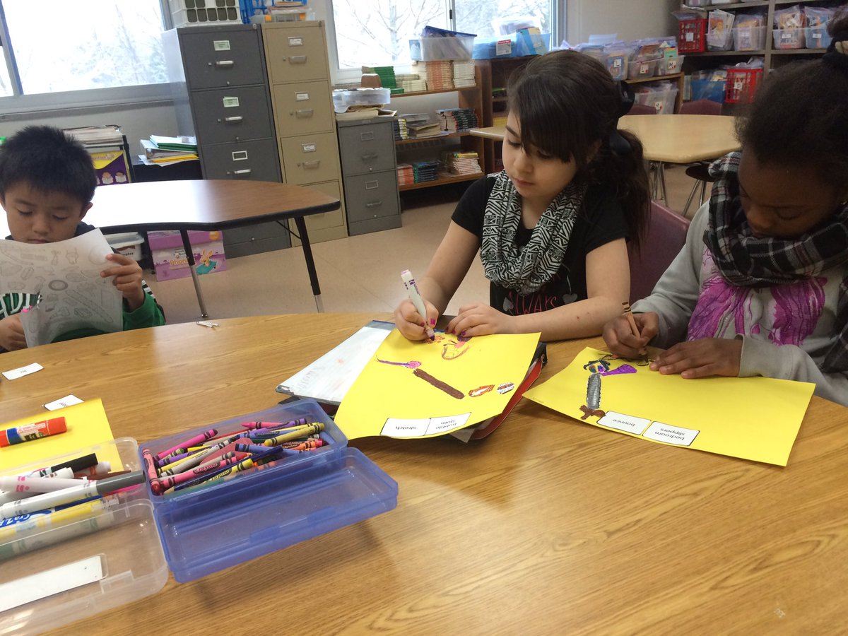 MrsSchwarz3's tweet photo. 2nd grade Young Scholars make a ForceFitting nouns and verbs contraption. @SumnerElem #SumnerGT #PETSCurriculum https://t.co/IYK3o2sJbS