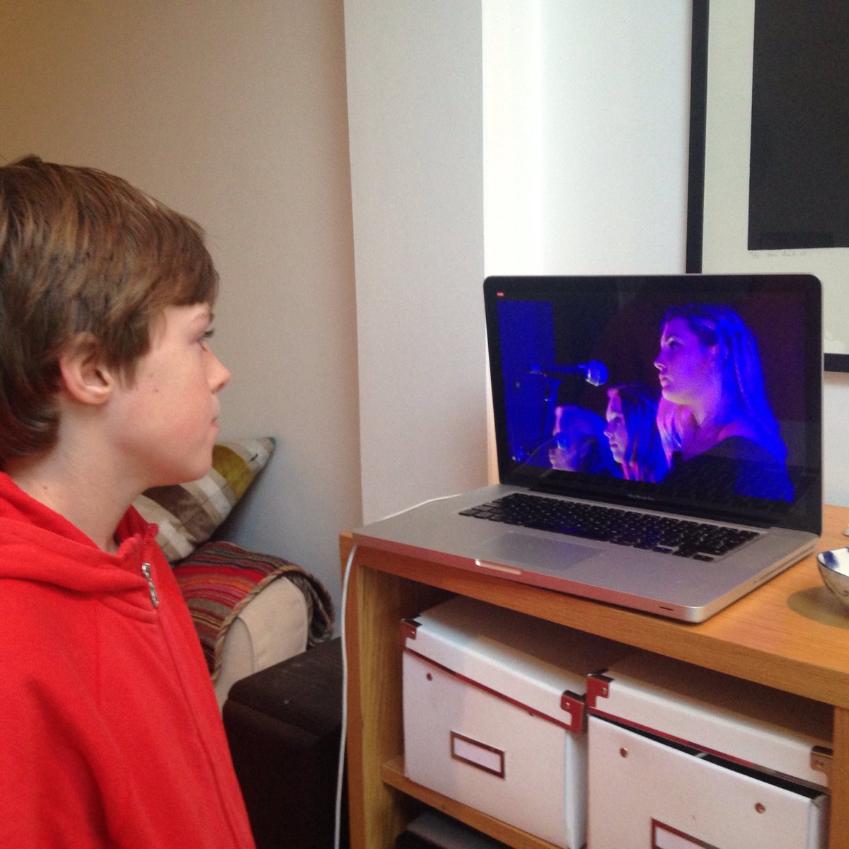 Loving watching live stream #followthesun #live at @ followthesunofficial.org <a href="/KingstonUni/">Kingston University</a> #talent