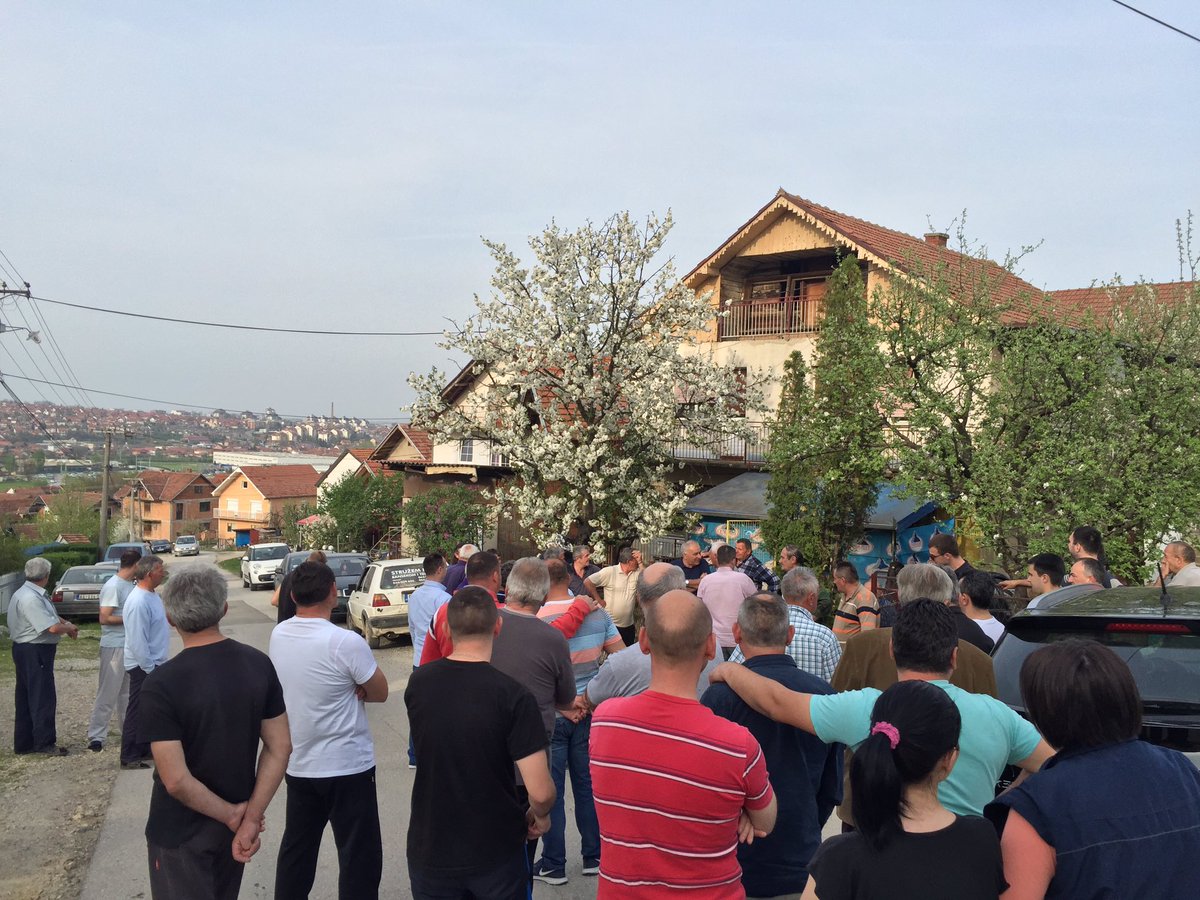 Zajednokg's tweet photo. Iskreni dogovor sa građanima MZ Veliko Polje. #iskreno #kragujevac #br1 https://t.co/WcgvTQ2SUp